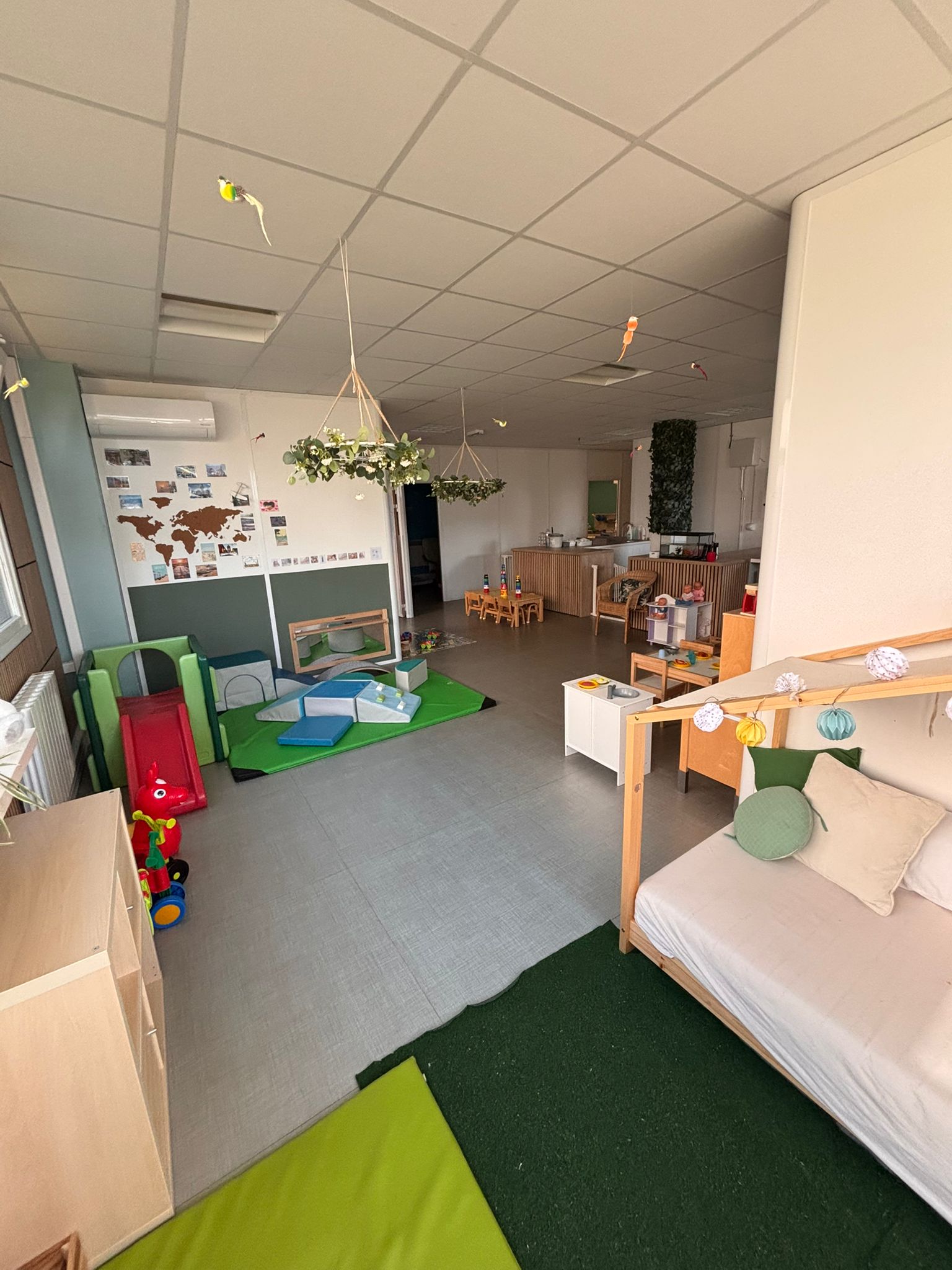 Vue d'ensemble de la salle de vie de la micro-crèche Baby Family à Linselles