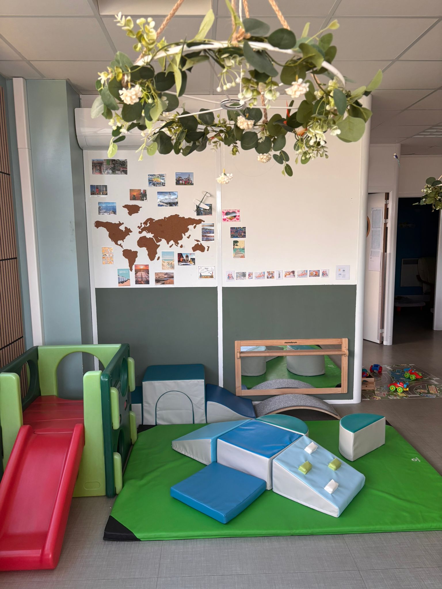 Espace motricité avec carte du monde — Baby Family Linselles