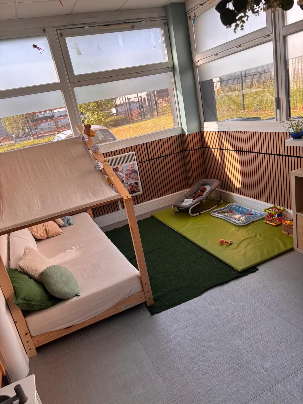 Coin bébé cocooning avec lit cabane Montessori