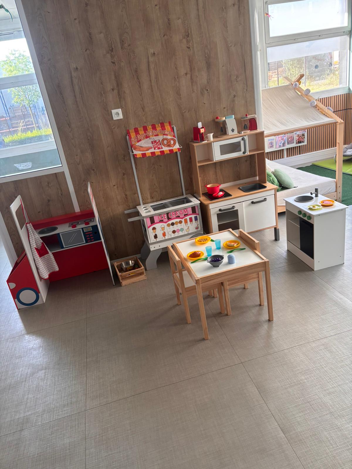 Espace cuisine et jeux d'imitation de la micro-crèche